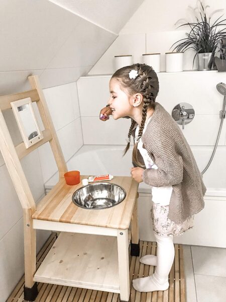 Installer une salle de bains Montessori avec un lavabo d'apprentissage